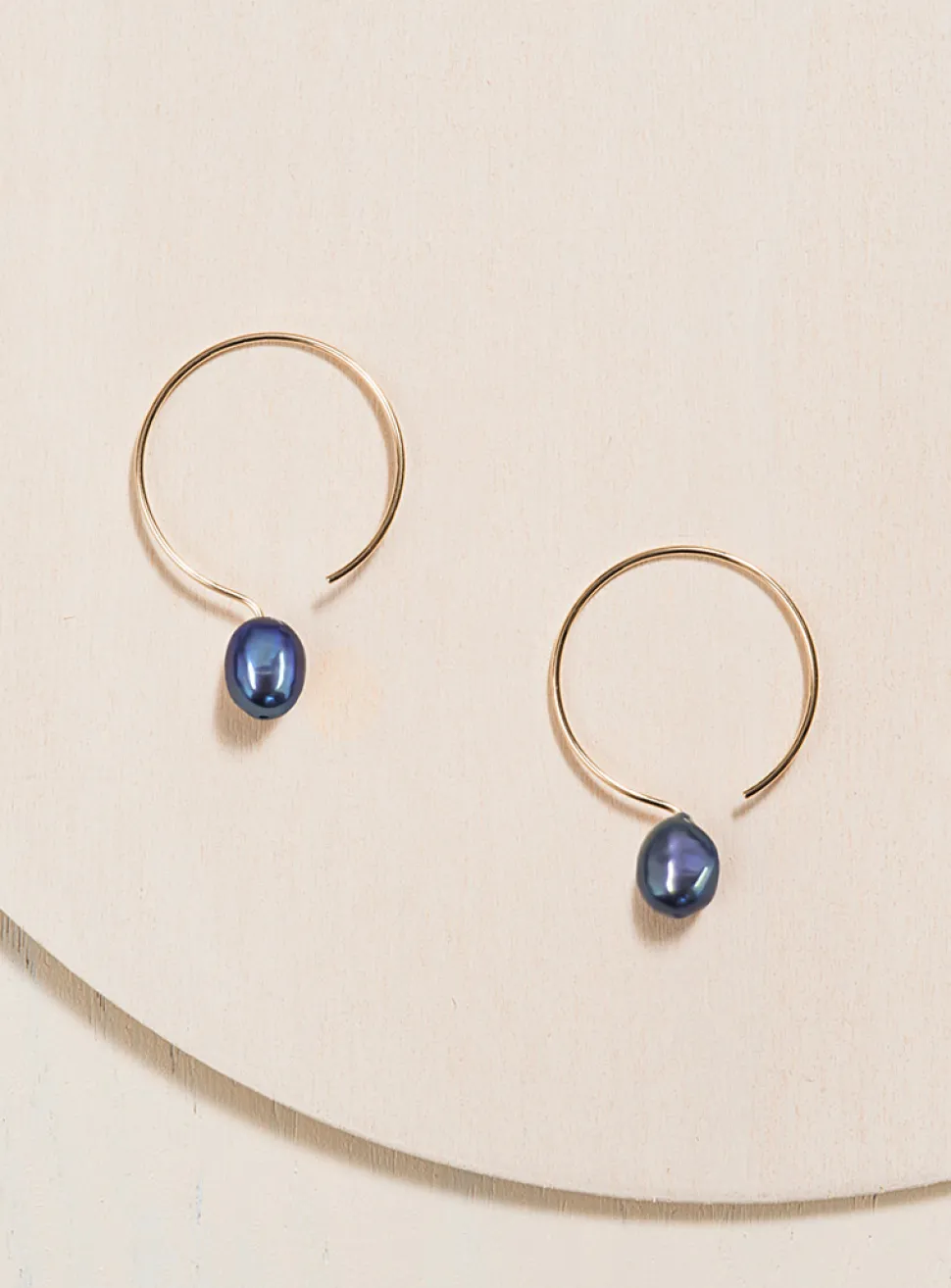 Baroque pearl laminated gold hoops
