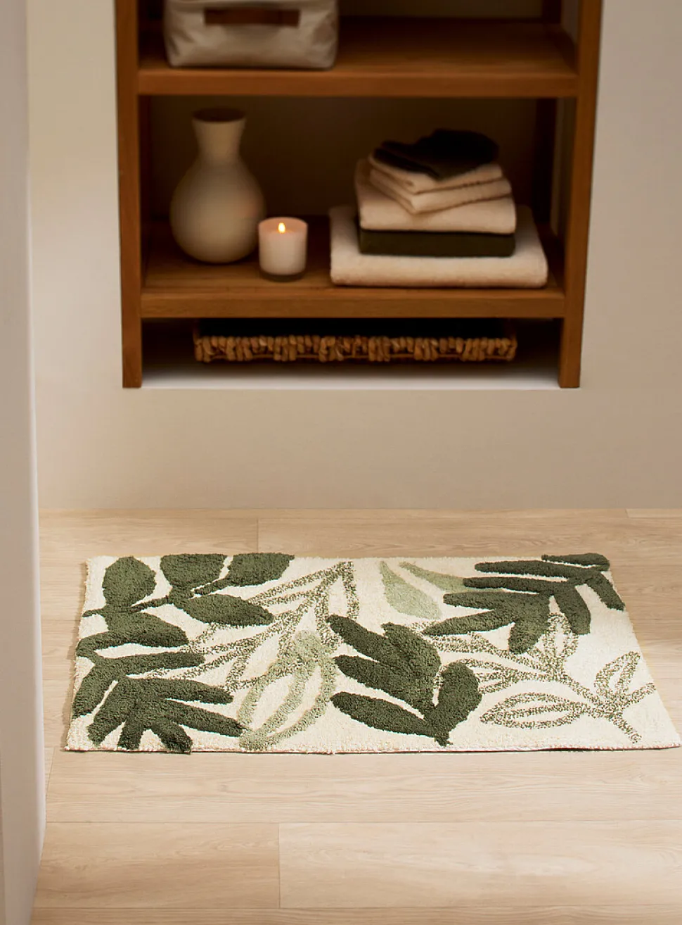 Beautiful foliage bath mat