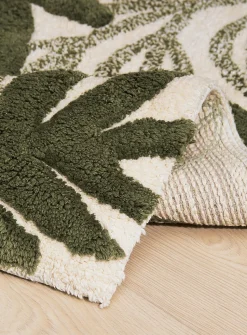 Beautiful foliage bath mat