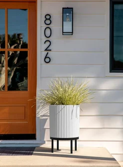 Black base grooved planter