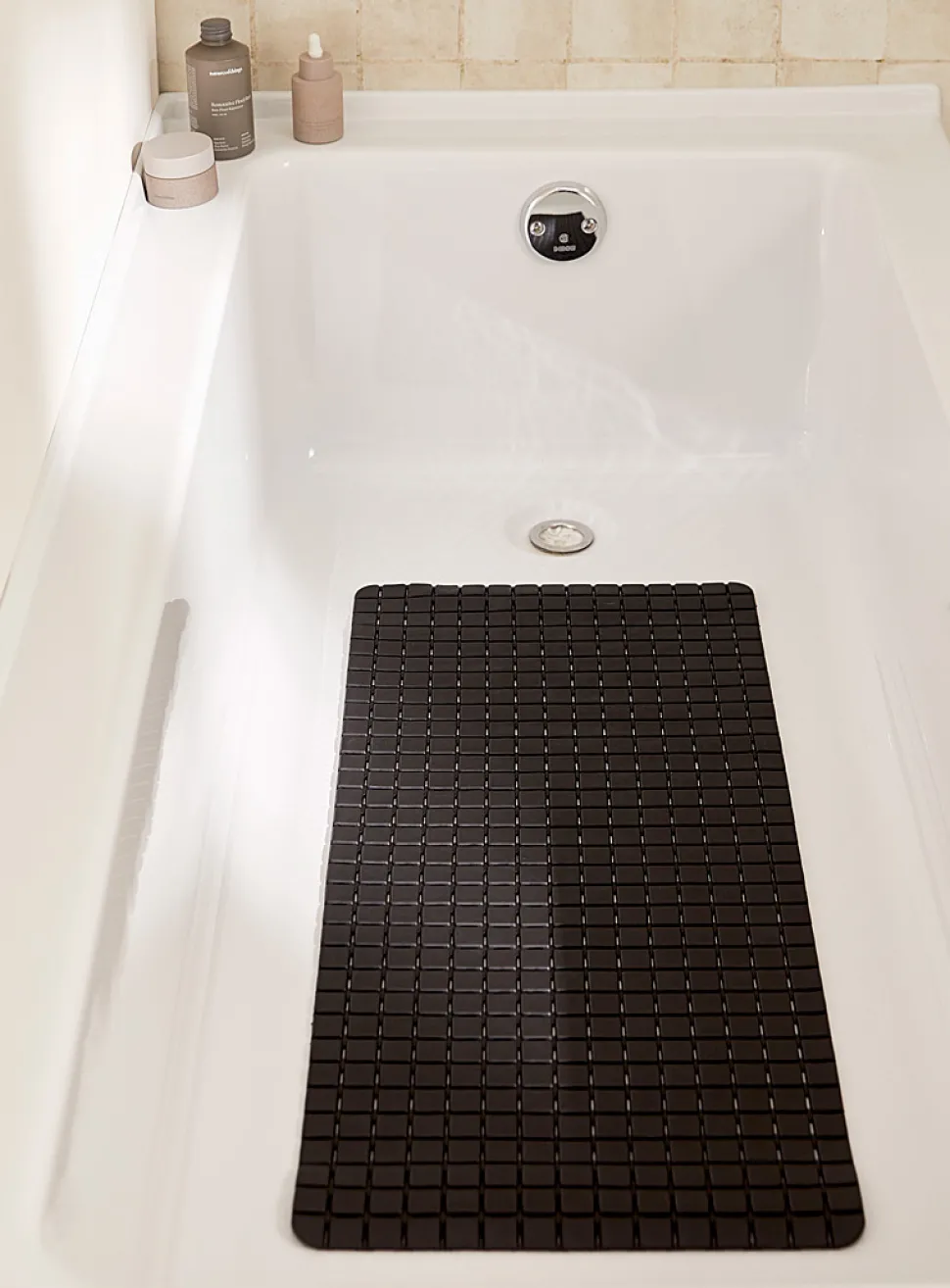 Black tiles bath mat