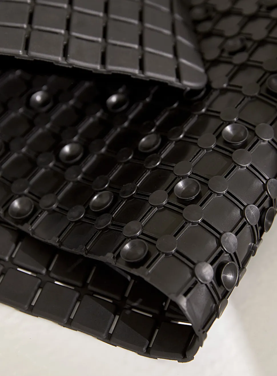 Black tiles bath mat
