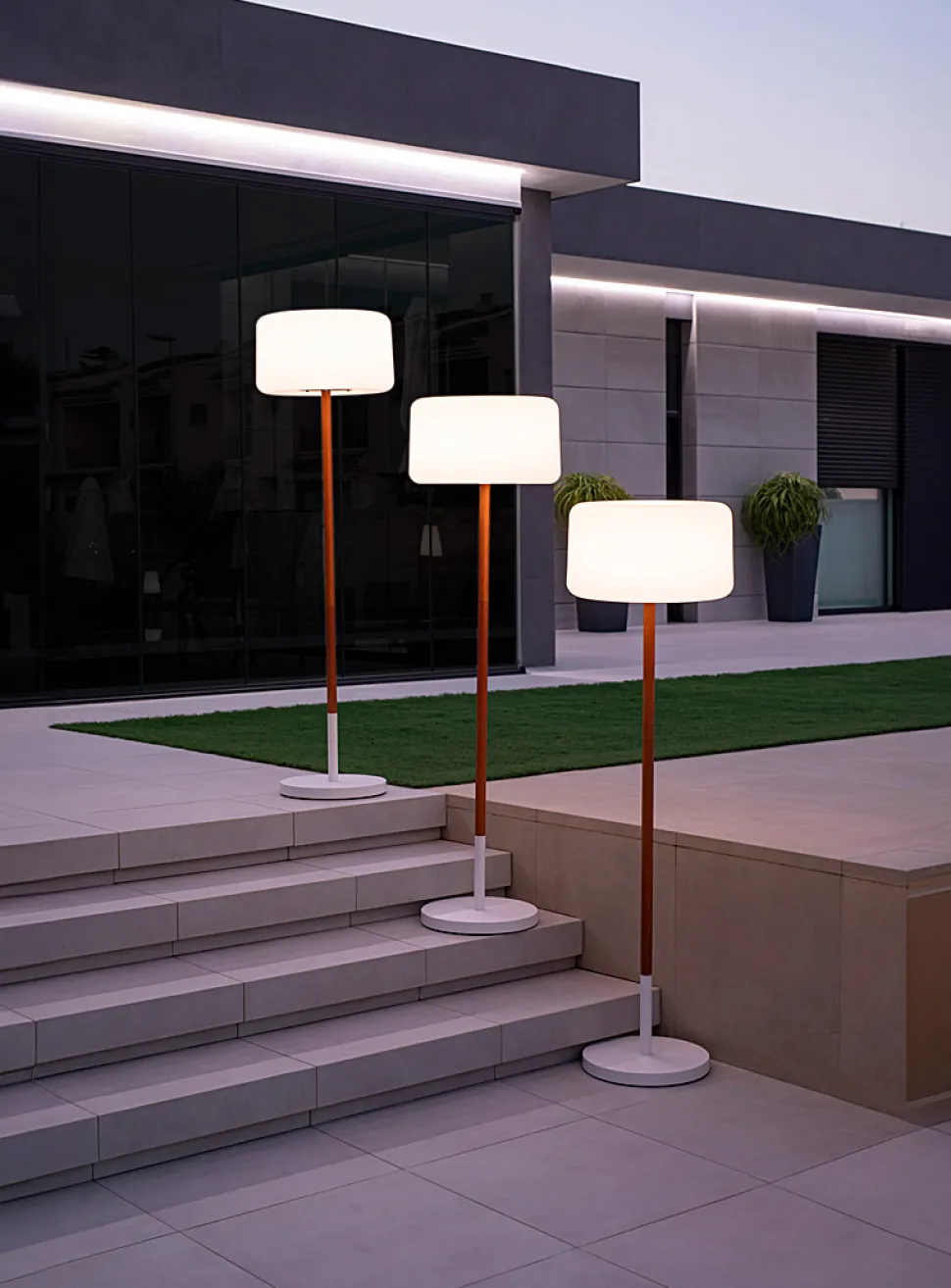 Chloe indoor-outdoor floor lamp