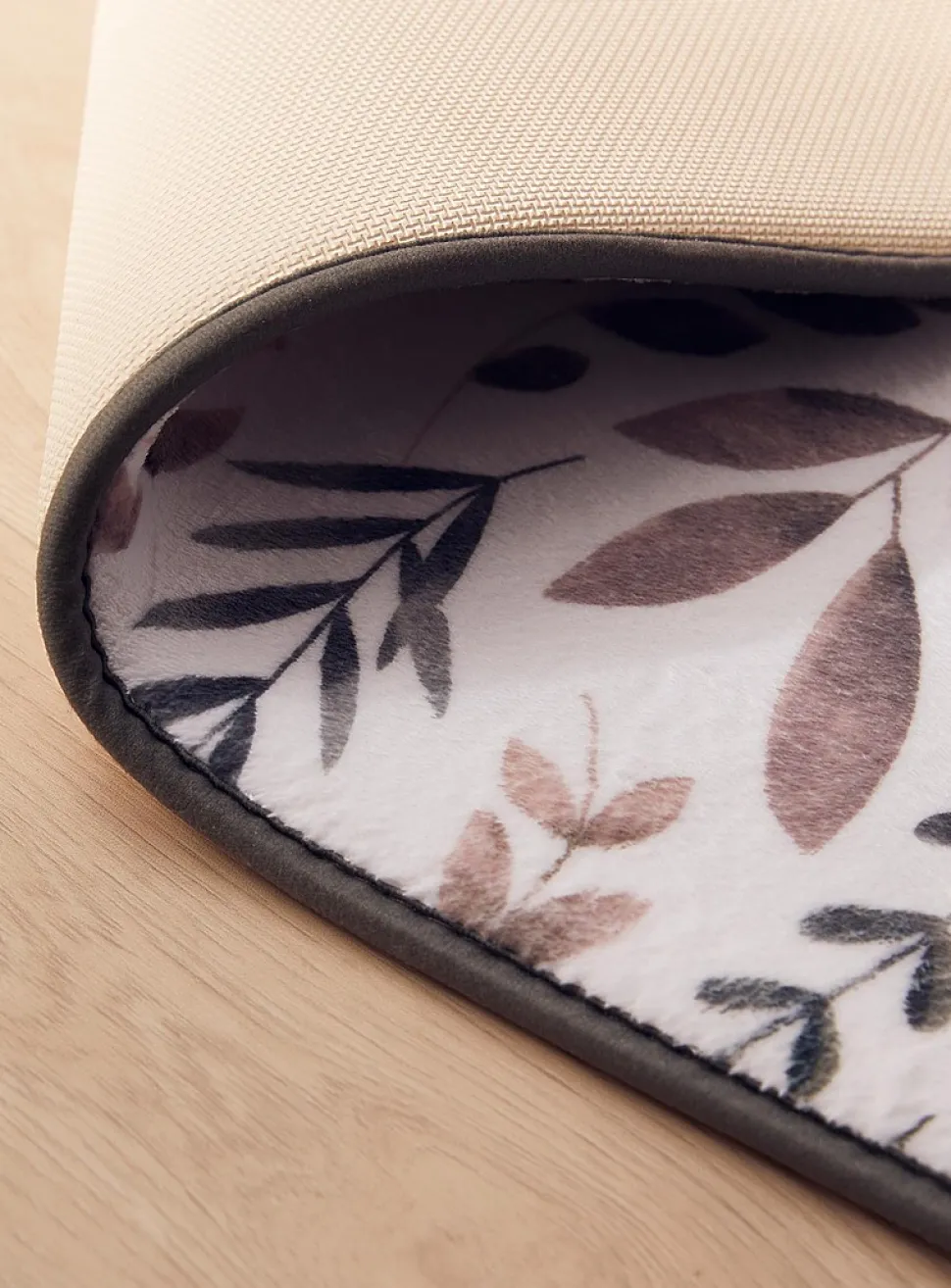 Contrasting foliage memory foam bath mat