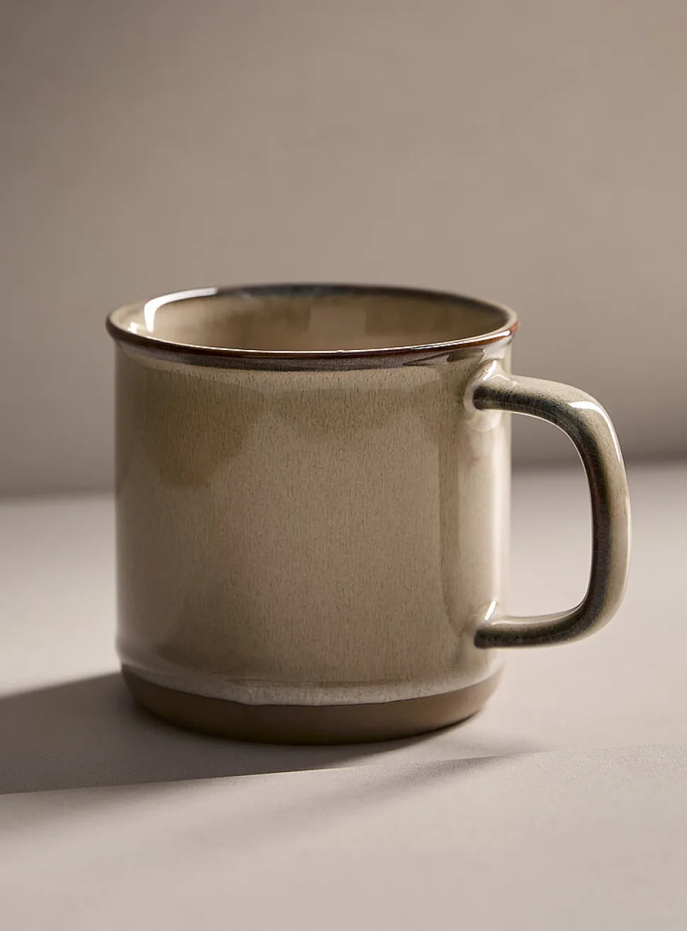 Contrasting trim speckled mug