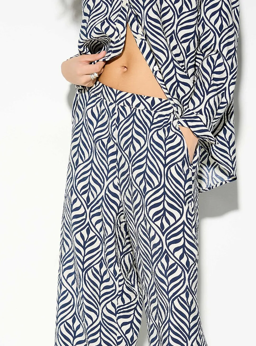 Crinkled texture printed wide-leg pant