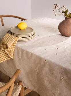Daisies embroidered tablecloth