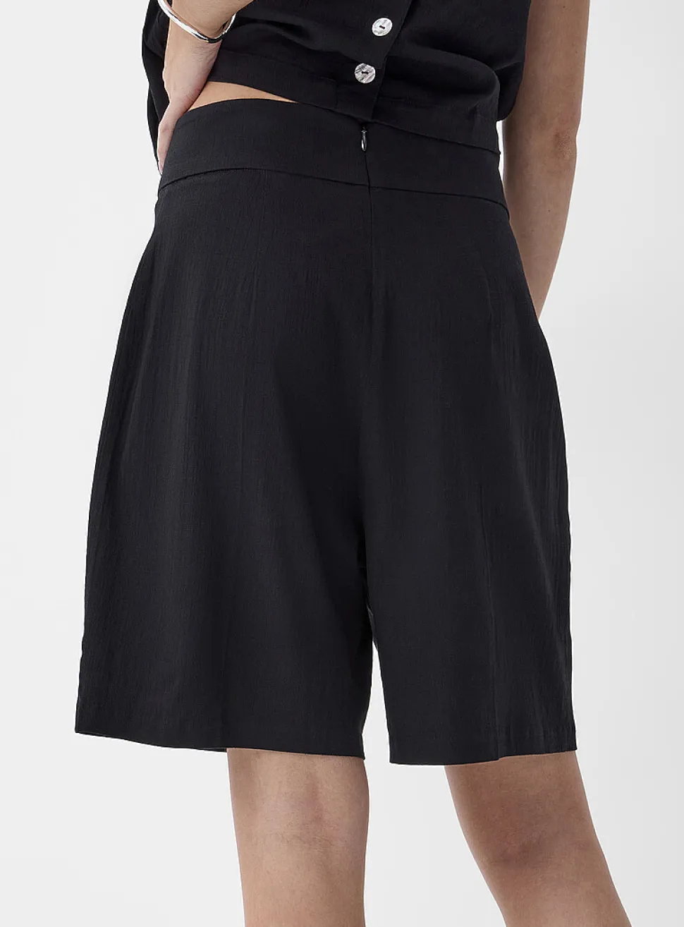 Deep pleating high-waisted short