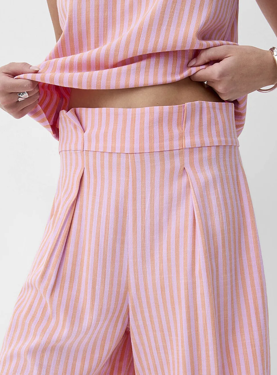 Deep pleating high-waisted short