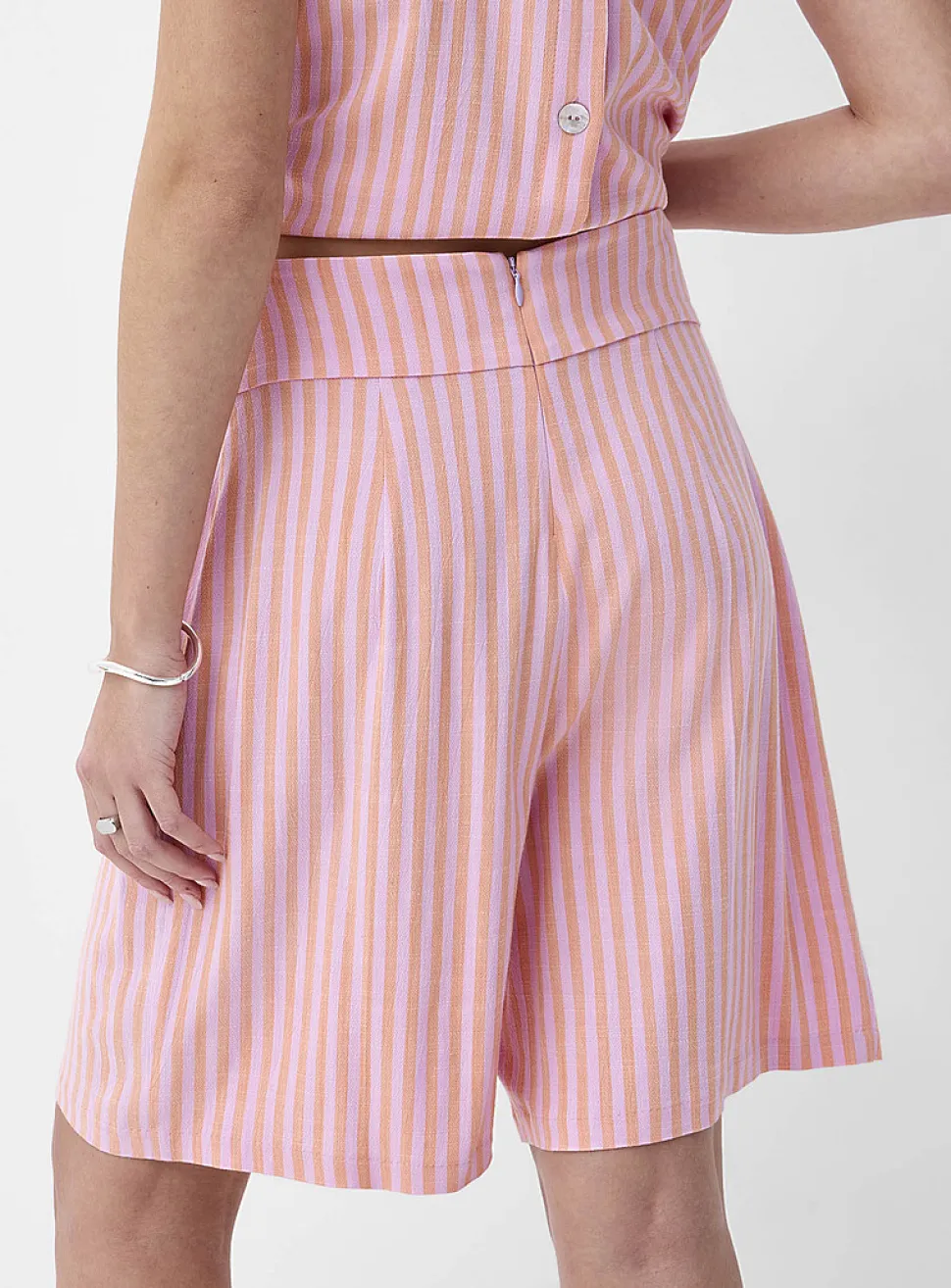 Deep pleating high-waisted short