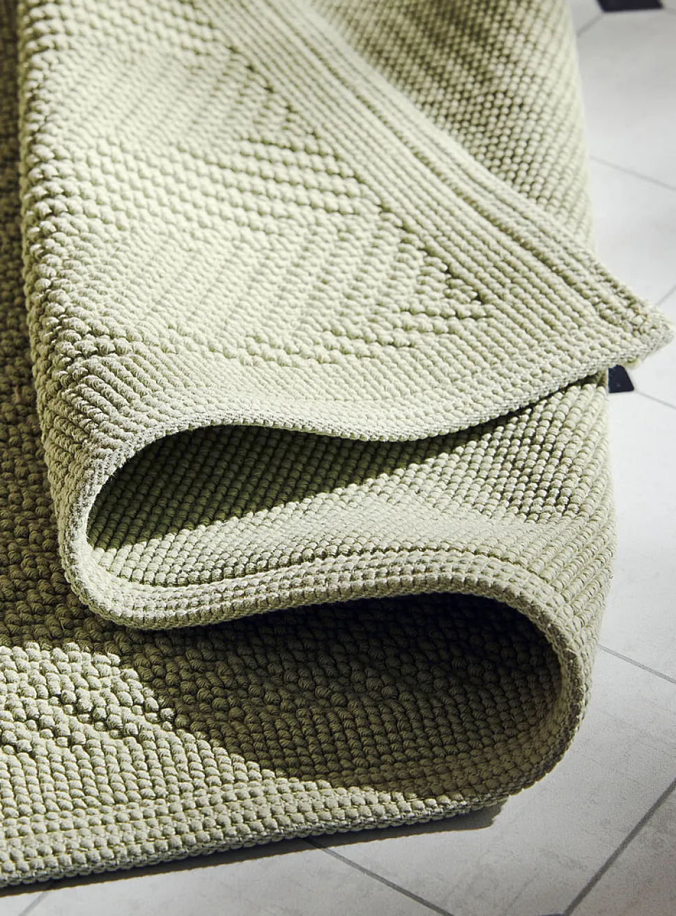 Embossed knots chevron bath mat