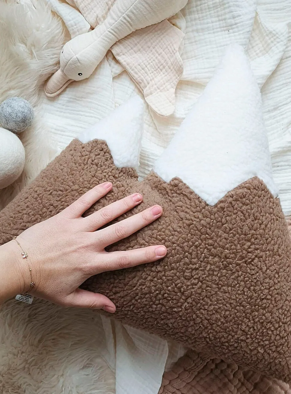 High-pile fleece snowy mountain cushion