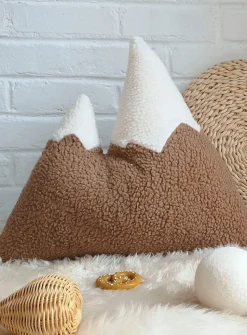 High-pile fleece snowy mountain cushion