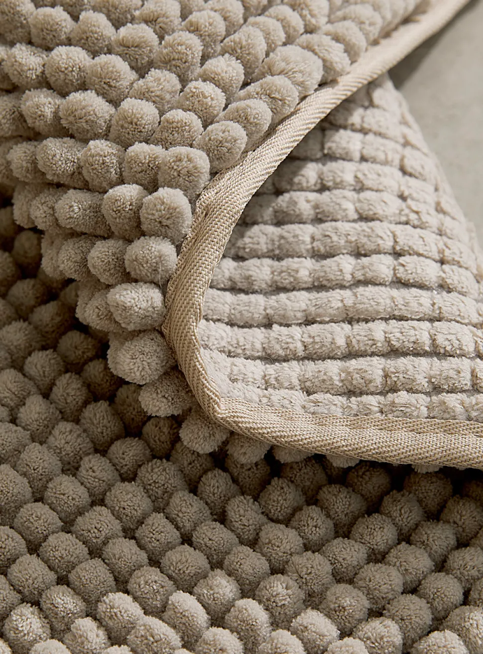Monochrome chenille bath mat