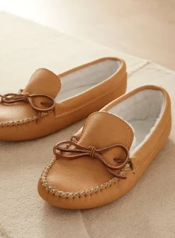 Ndënon (smoothness) lined moccasins