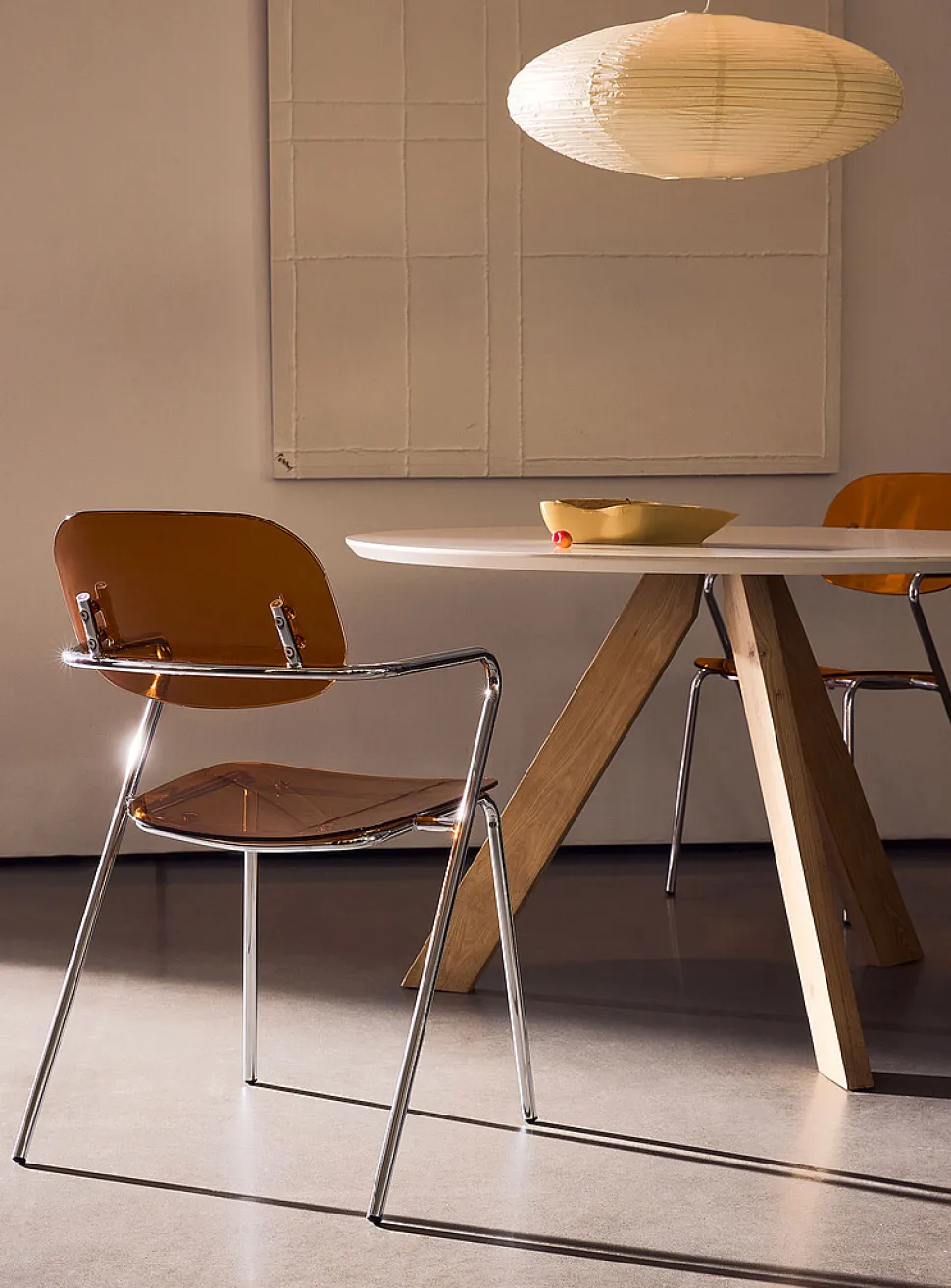 Polycarbonate and metal armrest chairs