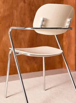 Polycarbonate and metal armrest chairs