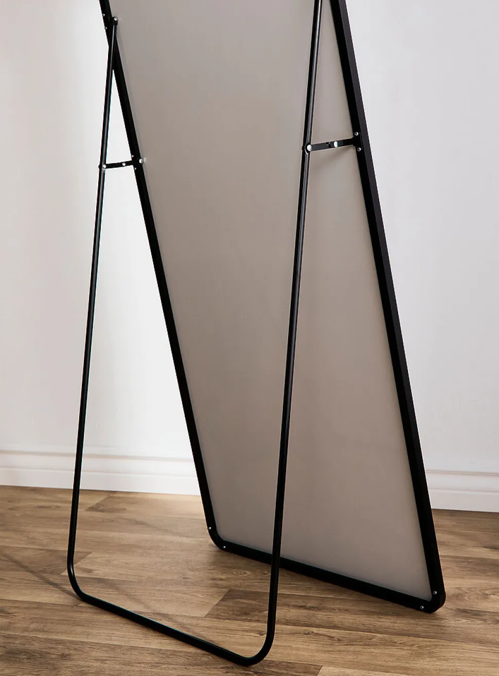 Rectangular standing mirror with rounded corners