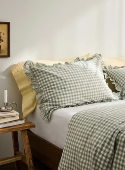 Ruffled border gingham pattern pillow sham