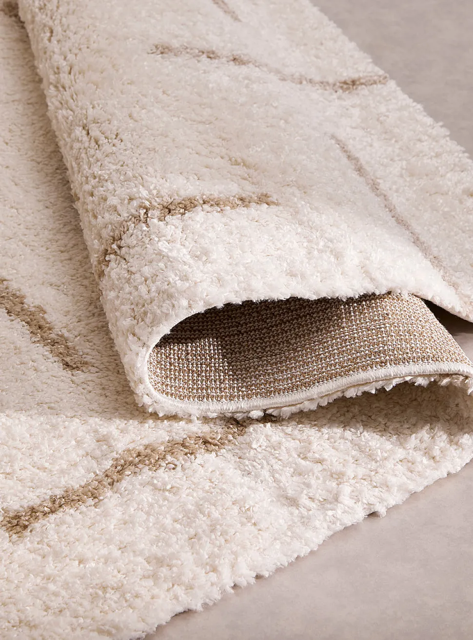 Scattered lines tufted rug