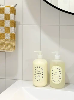 Sea kelp and green tea extracts hand and body lotion
