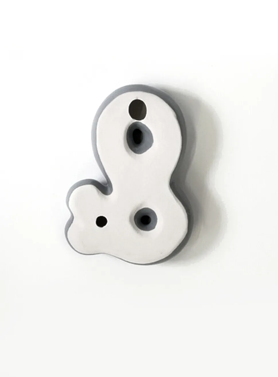 Semiporcelain ampersand wall ornament