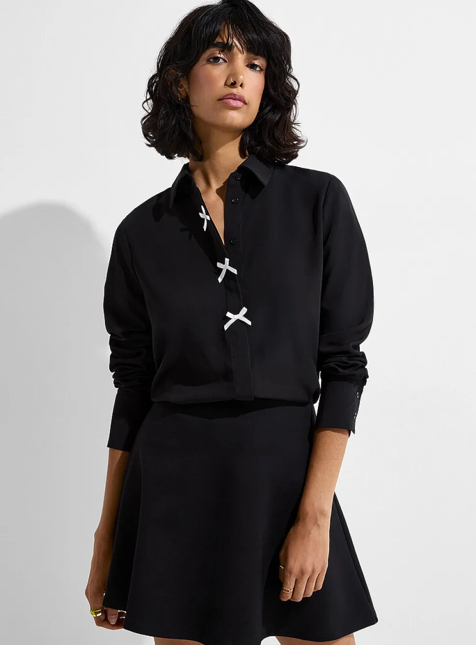 Small contrasting bows shirt