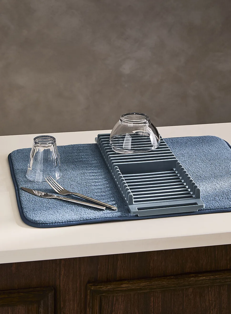 Solid dish drying mat with rack