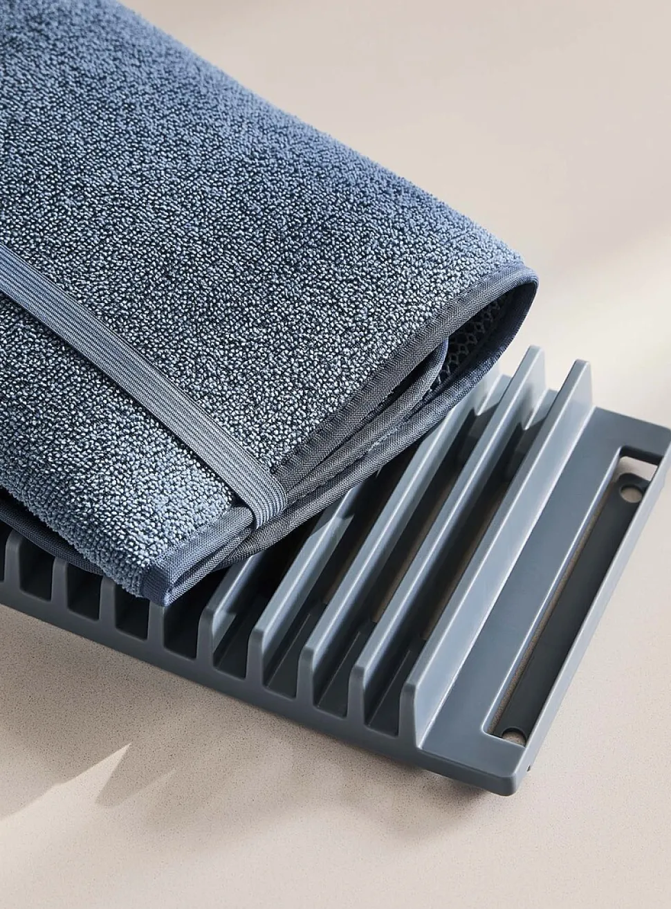 Solid dish drying mat with rack