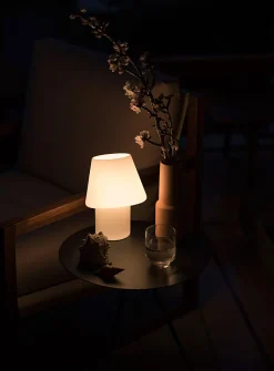 Tilted one-piece table lamp