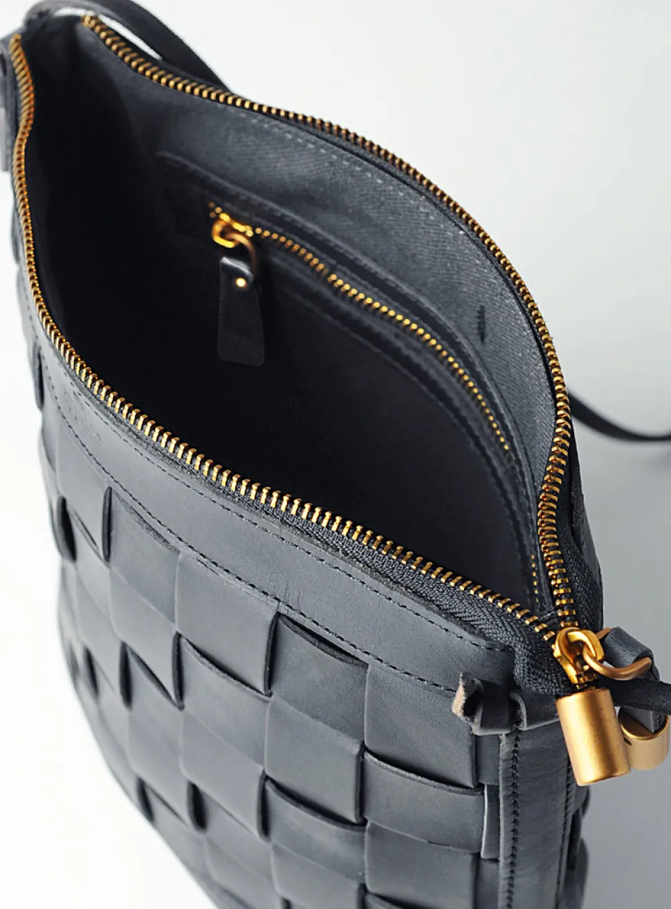 Venture crossbody bag