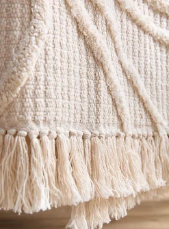 Wavy tufted throw