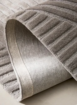 Winding contrast wool artisanal rug